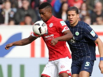 Wolfsburgs Jeffrey Bruma (r) hat sich im Spiel gegen Mainz verletzt. Foto: Thomas Frey Wolfsburgs Jeffrey Bruma (r) hat sich im Spiel gegen Mainz verletzt. Foto: Thomas Frey