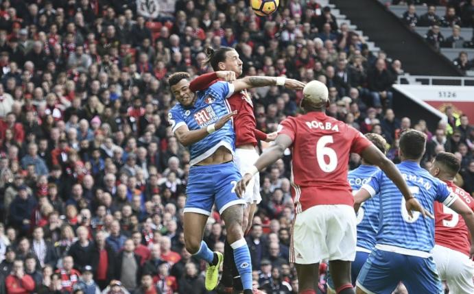 Ibrahimovic droht eine Sperre wegen des Ellbogenchecks