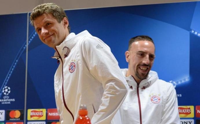 Thomas Müller (l) und Franck Ribery kommen zur Abschlusspressekonferenz im Emirates Stadion in London. Foto: Andreas Gebert