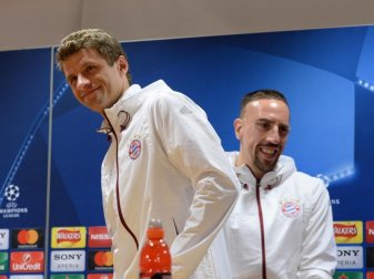 Thomas Müller (l) und Franck Ribery kommen zur Abschlusspressekonferenz im Emirates Stadion in London. Foto: Andreas Gebert Thomas Müller (l) und Franck Ribery kommen zur Abschlusspressekonferenz im Emirates Stadion in London. Foto: Andreas Gebert