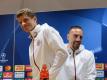 Thomas Müller (l) und Franck Ribery kommen zur Abschlusspressekonferenz im Emirates Stadion in London. Foto: Andreas Gebert