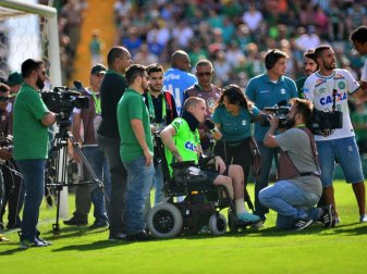 Chapecoenses Torwart Jackson Follmann spricht im Januar während eines Fernsehinterviews. Erstmals nach dem Flugzeugabsturz ist der brasilianische Verein wieder ins Ausland gereist. Foto: Antonio Cicero Chapecoenses Torwart Jackson Follmann spricht im Januar während eines Fernsehinterviews. Erstmals nach dem Flugzeugabsturz ist der brasilianische Verein wieder ins Ausland gereist. Foto: Antonio Cicero