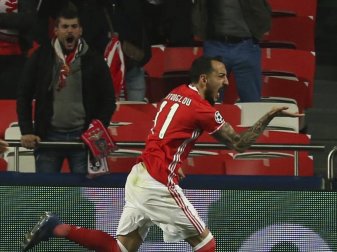 Kostas Mitroglou erzielte im Hinspiel den Siegtreffer gegen den BVB. Foto: Armando Franca Kostas Mitroglou erzielte im Hinspiel den Siegtreffer gegen den BVB. Foto: Armando Franca