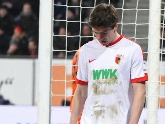 Augsburgs Raphael Framberger musste gegen RB Leipzig verletzt ausgewechselt werden. Foto: Stefan Puchner