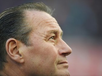 Huub Stevens stellt sich vor Weinzierl und Heidel Huub Stevens stellt sich vor Weinzierl und Heidel