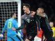 Torschütze Robert Lewandowski (l) und Arturo Vidal jubeln über das Tor zum 1:1-Ausgleich für die Bayern. Foto: Andreas Gebert