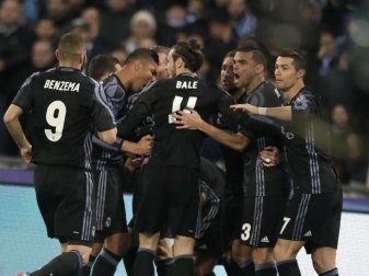 Die Spieler von Real Madrid feiern den Torschützen Sergio Ramos. Foto: Andrew Medichini