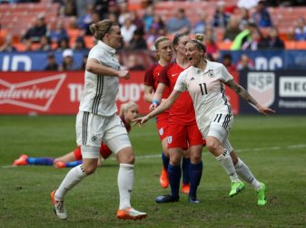 Anja Mittag (r.) lässt die DFB-Frauen jubeln Anja Mittag (r.) lässt die DFB-Frauen jubeln