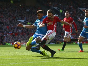 Tyrone Mings (L) im Zweikampf mit Juan Mata von ManU (R) Tyrone Mings (L) im Zweikampf mit Juan Mata von ManU (R)