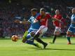 Tyrone Mings (L) im Zweikampf mit Juan Mata von ManU (R)