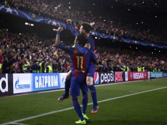 Lionel Messi (r) und Neymar feiern mit dem Publikum in Barcelona. Barca hat einen Vier-Tore-Rückstand aus dem Hinspiel im Rückspiel noch aufgeholt. Foto: Emilio Morenatti