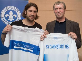 Trainer Torsten Frings (l) präsentiert ein Sondertrikot zum ersten Todestag von Jonathan Heimes zusammen mit dessen Vater Martin. Foto: Frank Rumpenhorst Trainer Torsten Frings (l) präsentiert ein Sondertrikot zum ersten Todestag von Jonathan Heimes zusammen mit dessen Vater Martin. Foto: Frank Rumpenhorst