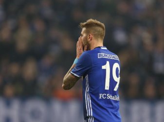 Guido Burgstaller vom FC Schalke 04 steht nach dem mäßigen 1:1 im heimischen Stadion auf dem Spielfeld. Foto: Ina Fassbender Guido Burgstaller vom FC Schalke 04 steht nach dem mäßigen 1:1 im heimischen Stadion auf dem Spielfeld. Foto: Ina Fassbender