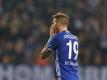Guido Burgstaller vom FC Schalke 04 steht nach dem mäßigen 1:1 im heimischen Stadion auf dem Spielfeld. Foto: Ina Fassbender