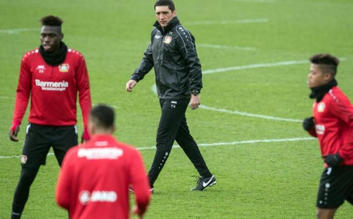 Tayfun Korkut (M) steht bei seinem Debüt als Trainer von Bayer Leverkusen gleich unter Erfolgsdruck. Foto: Federico Gambarini