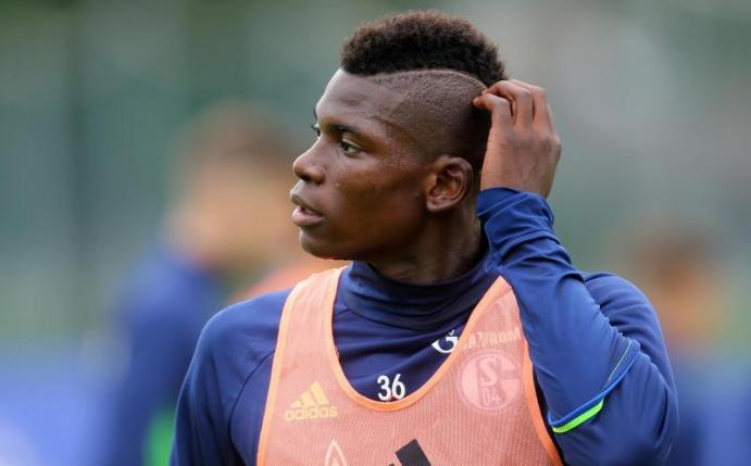 Schalkes Breel Embolo hatte sich das Sprunggelenk und Wadenbein gebrochen. Foto: Ina Fassbender