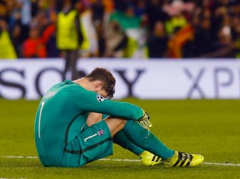Torhüter Kevin Trapp von Paris Saint Germain sitzt nach dem 1:6 gegen den FC Barcelona Niedergeschlagen auf dem Platz. Foto: JGG Torhüter Kevin Trapp von Paris Saint Germain sitzt nach dem 1:6 gegen den FC Barcelona Niedergeschlagen auf dem Platz. Foto: JGG