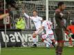 Sebastian Polter (M.) erzielt das 1:0 für Union Berlin