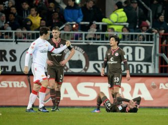 Emanuel Pogatetz (l) vom Sieger Union Berlin ballt die Faust, währent die Spieler vom FC St. Pauli nach dem Abpfiff Frust schieben. Foto: Daniel Reinhardt
