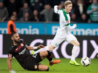 Leverkusens Ömer Toprak (l) macht im Duell mit Florian Kainz keine gute Figur. Foto: Marius Becker Leverkusens Ömer Toprak (l) macht im Duell mit Florian Kainz keine gute Figur. Foto: Marius Becker