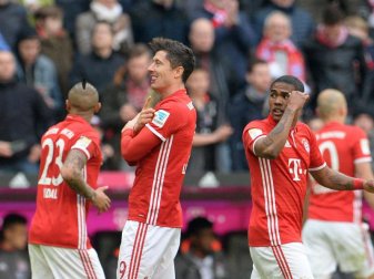 Dem FC Bayern um Torjäger Robert Lewandowski (2.v.l) gelang ein souveräner Heimsieg gegen Eintracht Frankfurt. Foto: Andreas Gebert Dem FC Bayern um Torjäger Robert Lewandowski (2.v.l) gelang ein souveräner Heimsieg gegen Eintracht Frankfurt. Foto: Andreas Gebert