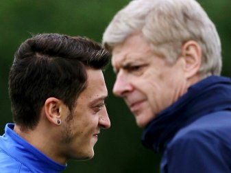 Özil (l.) macht seine Zukunft nicht von Wenger abhängig Özil (l.) macht seine Zukunft nicht von Wenger abhängig