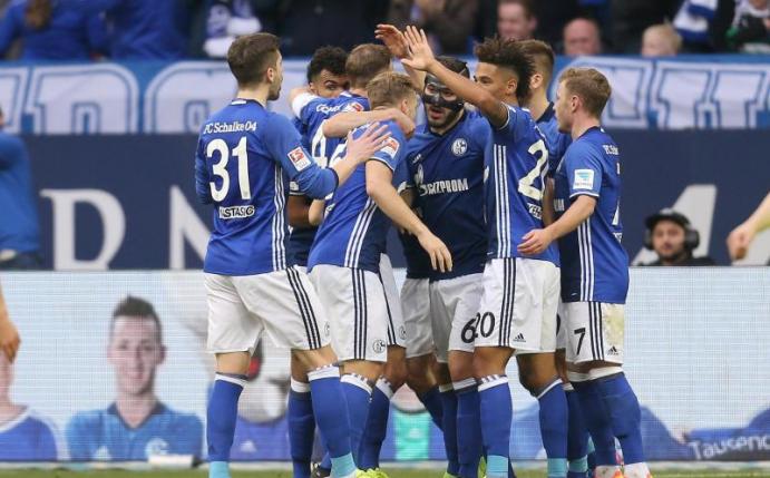 Die Spieler von Schalke bejubeln das 3:0 gegen den FC Augsburg durch Daniel Caligiuri. Foto: Ina Fassbender