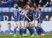 Die Spieler von Schalke bejubeln das 3:0 gegen den FC Augsburg durch Daniel Caligiuri. Foto: Ina Fassbender
