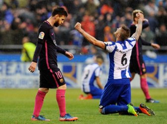 Lionel Messi (l) geht nach dem für den FC Barcelona 1:2-verlorenem Spiel gegen Deportivo La Coruna am jubelnden Raul Albentosa vorbei vom Platz. Foto: Paulo Duarte Lionel Messi (l) geht nach dem für den FC Barcelona 1:2-verlorenem Spiel gegen Deportivo La Coruna am jubelnden Raul Albentosa vorbei vom Platz. Foto: Paulo Duarte