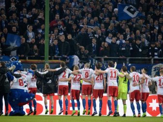 Die HSV-Spieler jubeln nach dem Abpfiff mit ihren Fans, die nach Spielende im Stadion feiern. Foto: Daniel Reinhardt Die HSV-Spieler jubeln nach dem Abpfiff mit ihren Fans, die nach Spielende im Stadion feiern. Foto: Daniel Reinhardt