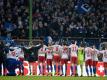 Die HSV-Spieler jubeln nach dem Abpfiff mit ihren Fans, die nach Spielende im Stadion feiern. Foto: Daniel Reinhardt