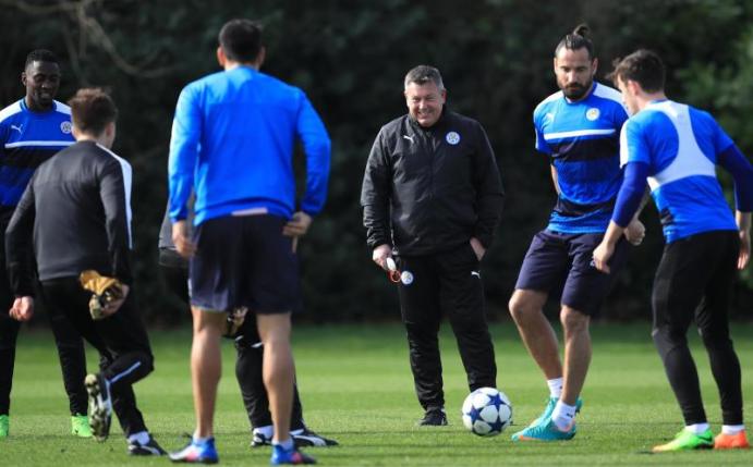 Coach Craig Shakespeare beim Training mit dem Team von Leicester City. Foto: Mike Egerton