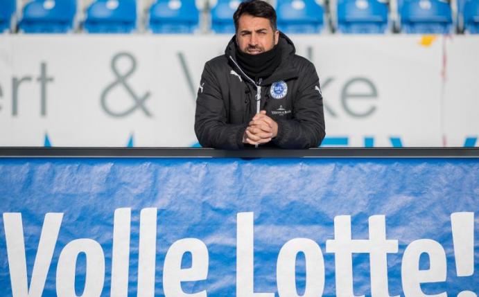 Lottes Trainer Ismail Atalan freut sich auf die Partie gegen den BVB. Foto: Guido Kirchner