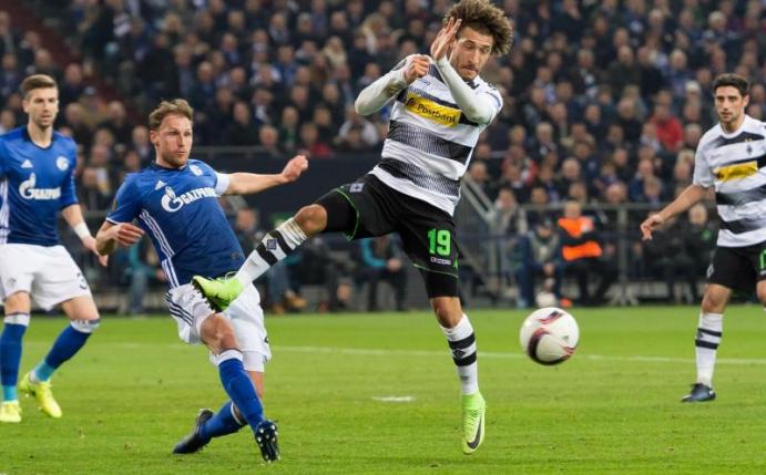 Szene aus dem Hinspiel Schalke gegen Mönchengladbach. Der leichte Vorteil der Borussen durch das Remis in Gelsenkirchen scheint nach den Wochenend-Spielen kleiner geworden zu sein. Foto: Guido Kirchner