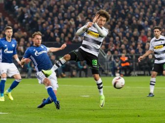 Szene aus dem Hinspiel Schalke gegen Mönchengladbach. Der leichte Vorteil der Borussen durch das Remis in Gelsenkirchen scheint nach den Wochenend-Spielen kleiner geworden zu sein. Foto: Guido Kirchner Szene aus dem Hinspiel Schalke gegen Mönchengladbach. Der leichte Vorteil der Borussen durch das Remis in Gelsenkirchen scheint nach den Wochenend-Spielen kleiner geworden zu sein. Foto: Guido Kirchner