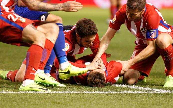 Der Moment des Schocks: Fernando Torres liegt am Boden