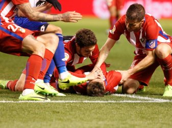 Der Moment des Schocks: Fernando Torres liegt am Boden Der Moment des Schocks: Fernando Torres liegt am Boden