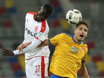 Düsseldorfs Ihlas Bebou (l.) im Zweikampf mit Gustav Vasvik. Foto: Roland Weihrauch