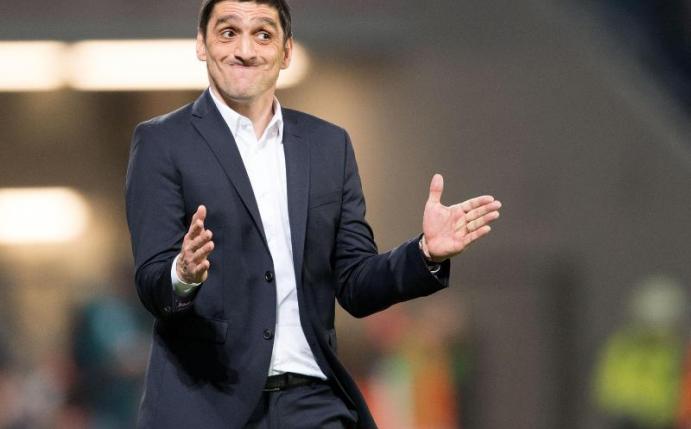 Leverkusens Trainer Tayfun Korkut muss auf sechs Spieler verzichten. Foto: Marius Becker