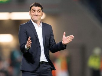 Leverkusens Trainer Tayfun Korkut muss auf sechs Spieler verzichten. Foto: Marius Becker Leverkusens Trainer Tayfun Korkut muss auf sechs Spieler verzichten. Foto: Marius Becker