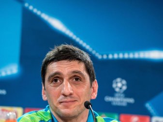 Leverkusens Trainer Tayfun Korkut feiert sein Champions-League-Debüt. Foto: Federico Gambarini Leverkusens Trainer Tayfun Korkut feiert sein Champions-League-Debüt. Foto: Federico Gambarini