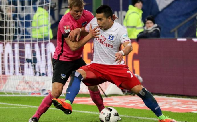 Bobby Wood (r) fühlt sich derzeit beim Hamburger SV wohl. Foto: Axel Heimken