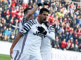Juventus Turin um Sami Khedira (M.) gehen mit Selbstbewusstsein ins Viertelfinale der Champions League. Foto: Elisabetta Baracchi Juventus Turin um Sami Khedira (M.) gehen mit Selbstbewusstsein ins Viertelfinale der Champions League. Foto: Elisabetta Baracchi
