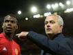 José Mourinho (r.) nimmt Paul Pogba in Schutz