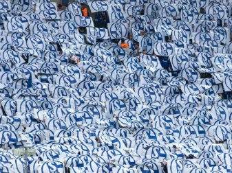 Der FC Schalke 04 vermeldet einen satten Konzernüberschuss. Foto: Guido Kirchner Der FC Schalke 04 vermeldet einen satten Konzernüberschuss. Foto: Guido Kirchner