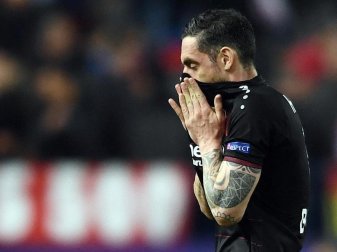 Der Leverkusener Roberto Hilbert war trotz seiner Rückkehr in die Startelf nach dem Ausscheiden enttäuscht. Foto: Federico Gambarini Der Leverkusener Roberto Hilbert war trotz seiner Rückkehr in die Startelf nach dem Ausscheiden enttäuscht. Foto: Federico Gambarini