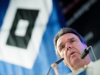 Clubchef Heribert Bruchhagen trifft mit dem HSV auf seinen Ex-Club. Foto: Daniel Reinhardt Clubchef Heribert Bruchhagen trifft mit dem HSV auf seinen Ex-Club. Foto: Daniel Reinhardt