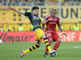 Dortmunds Marc Bartra (l) und Dario Lezcano Farina von Ingolstadt kämpfen im Hinspiel um den Ball. Damals trennten sich die Mannschaften 3:3. Foto: Andreas Gebert Dortmunds Marc Bartra (l) und Dario Lezcano Farina von Ingolstadt kämpfen im Hinspiel um den Ball. Damals trennten sich die Mannschaften 3:3. Foto: Andreas Gebert