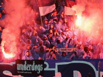 Fans von Darmstadt 98 brennen in Frankfurt Feuerwerk ab. Foto: Frank Rumpenhorst Fans von Darmstadt 98 brennen in Frankfurt Feuerwerk ab. Foto: Frank Rumpenhorst