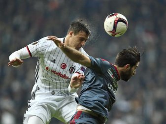 Matej Mitrovic (l) von Besiktas Istanbul setzt sich im Kopfballduell mit Olympiakos-Spieler Karim Ansarifard durch. Foto: Lefteris Pitarakis Matej Mitrovic (l) von Besiktas Istanbul setzt sich im Kopfballduell mit Olympiakos-Spieler Karim Ansarifard durch. Foto: Lefteris Pitarakis